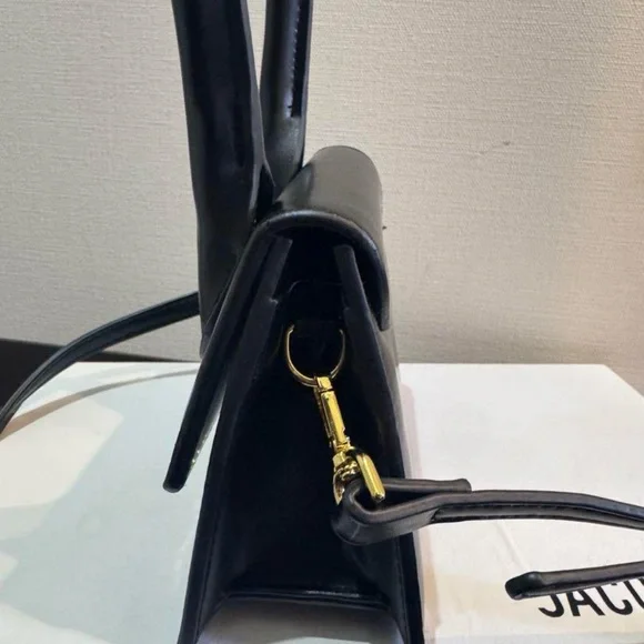 Jacquemus Black Mini Bag with Sleek Design - Picture 4 of 8